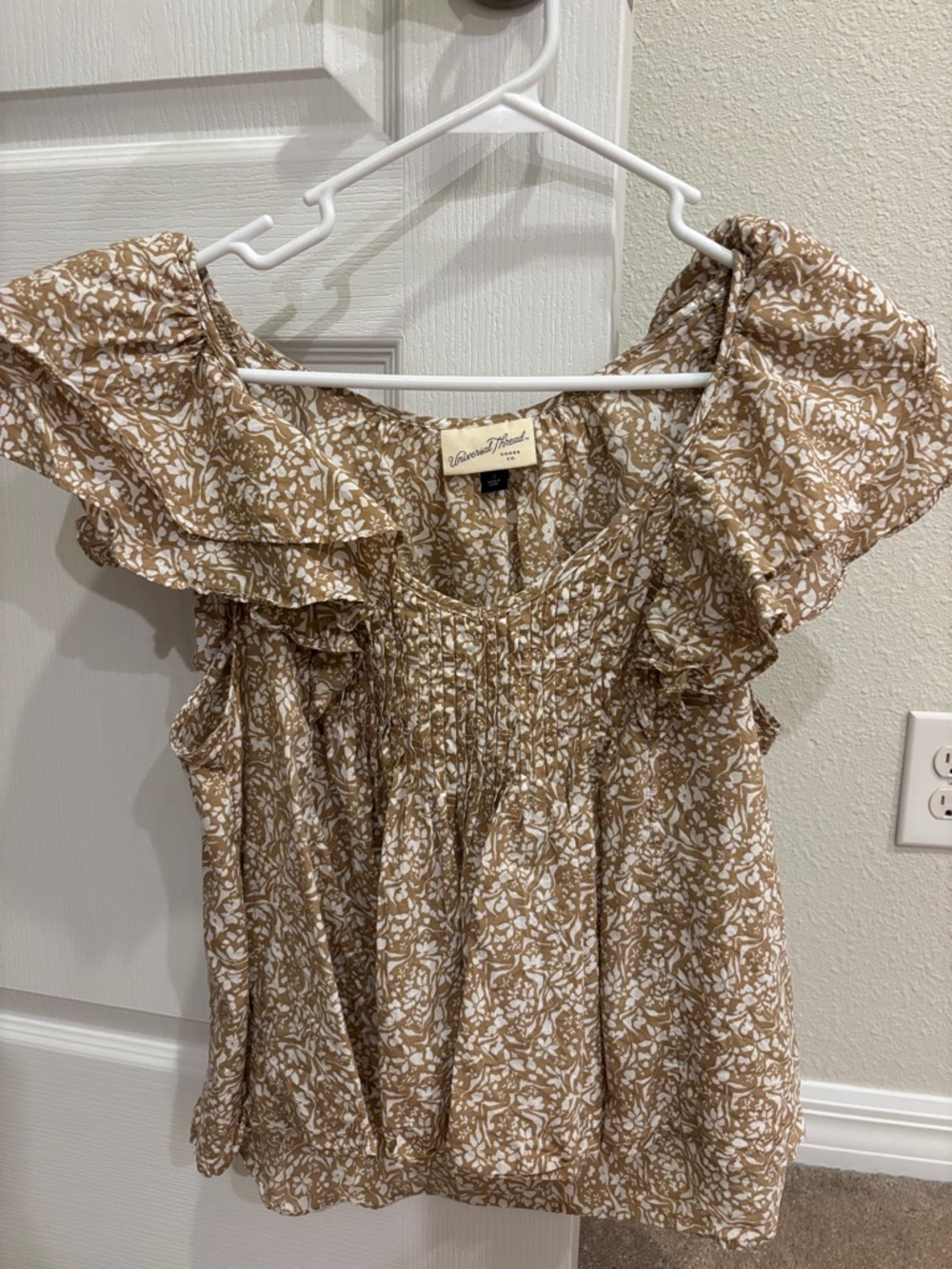 Universal Thread Tan and White Floral Ruffle Flutter Sleeve Blouse Top S fits M